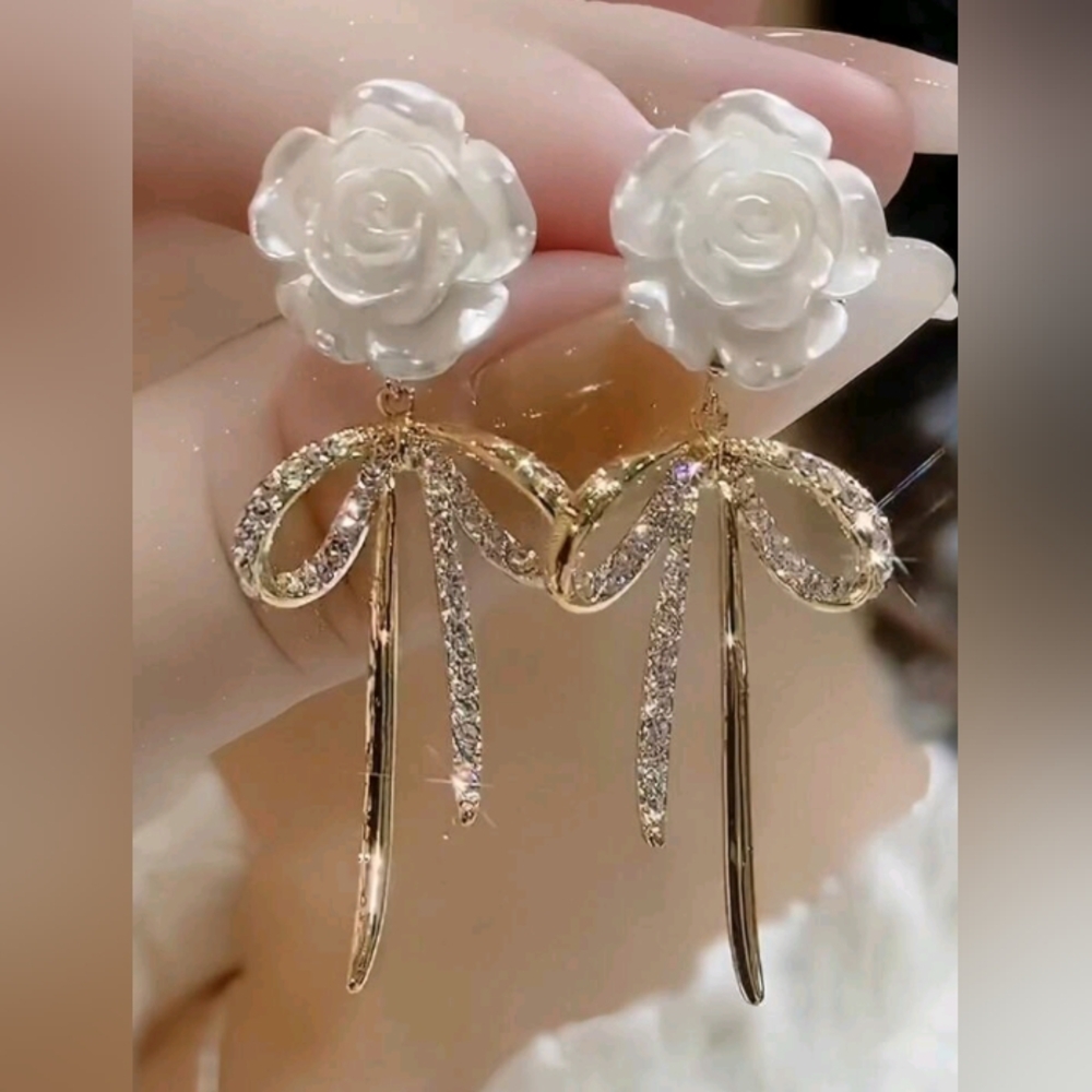 NEW women's elegant white rose rhinestone dangle earrings, gold